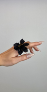 Ring med stor blomst sort Likelondon