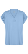 Sophia T-shirt med v-hals og opsmøg på ærmet lysblå