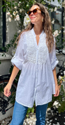 Mellie bluse med broderi ved bryst hvid LikeLondon