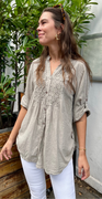 Mellie bluse med broderi ved bryst mocca LikeLondon
