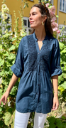 Mellie bluse med broderi ved bryst navy LikeLondon