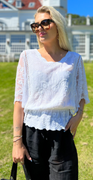 Lexi bluse med blonde elastik i taljen og flagermusærmer hvid LikeLondon