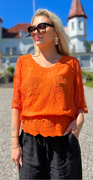 Lexi bluse med blonde elastik i taljen og flagermusærmer orange LikeLondon