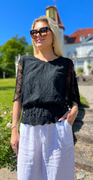 Lexi bluse med blonde elastik i taljen og flagermusærmer sort LikeLondon