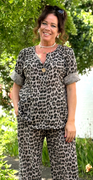 Selma bluse i leopardprint mocca LikeLondon