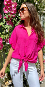 Uma bluse med bindebånd og broderet blomst foran pink LikeLondon