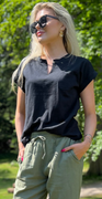 T-shirt med brystlomme sort