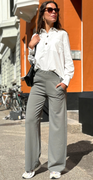 Emily buks med vidde khaki
