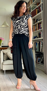 Tami zebra bluse med vandfaldseffekt LikeLondon