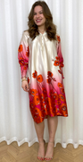 Iben satin kjole med blomster orange Likelondon