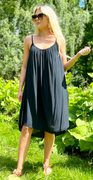 Caisa stropkjole med elastik ved halsudskæring sort LikeLondon