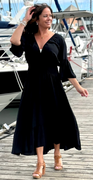 Kimberly kjole med v-hals og smock sort LikeLondon