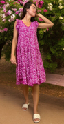 Eliza kjole m. blomsterprint og vidde magenta LikeLondon