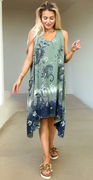 Carol kjole med paisley print og ombre khaki LikeLondon