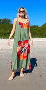 Alexia stropkjole med store blomster khaki LikeLondon