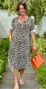 Ibi kjole med leopardprint og træknap beige LikeLondon