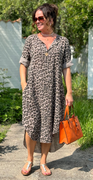Ibi kjole med leopardprint og træknap mocca LikeLondon