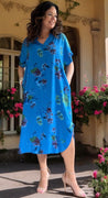 Bjørk kjole med blomsterprint og lommer royalblue LikeLondon