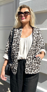 Isolde quiltet jakke med lommer i leopardprint kort LikeLondon